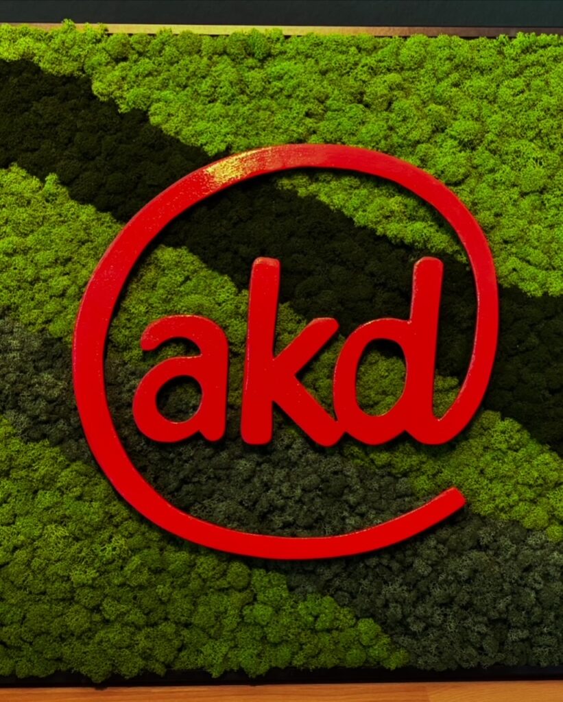 Dieses Bild hat ein leeres Alt-Attribut. Der Dateiname ist AKD-Logo-821x1024.jpeg