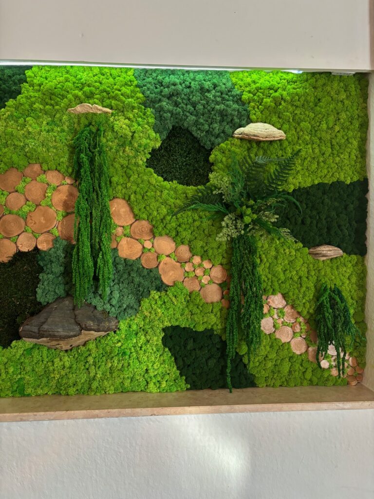 Dieses Bild hat ein leeres Alt-Attribut. Der Dateiname ist Mooswand-Teil-768x1024.jpeg